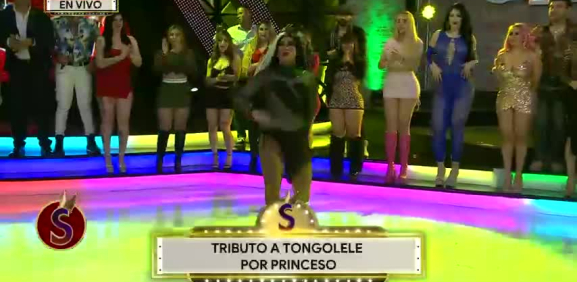 El personaje muestra sus dotes de baile como la famosa vedette