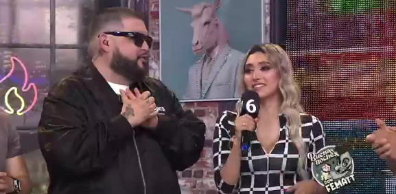 El conductor llega y se toma por sorpresa la llegada de esta chica
