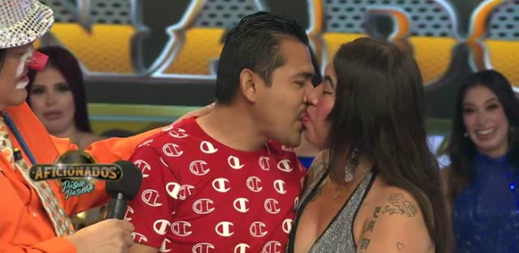 Esta pareja y sus besos sorprenden con su amor