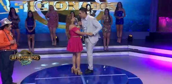 Esta chica y su belleza hacen que el conductor quede flechado