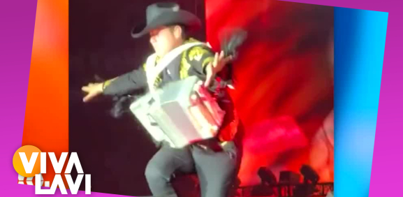 Alfredo Olivas sufre caída durante concierto