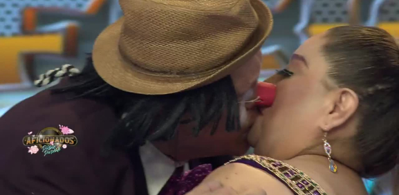 Payaso Bola le da tremendo beso a participante