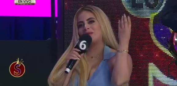 El momento en donde la conductora se quiebra