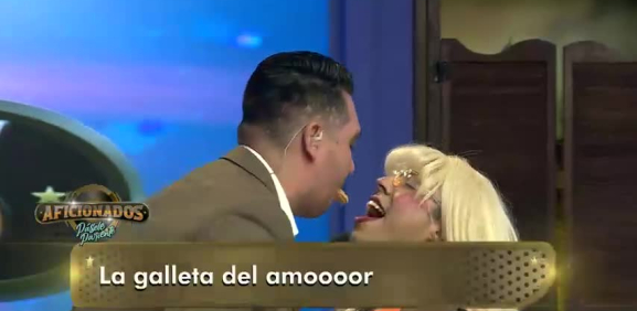 Esta invitada rubia queda sorprendida con la habilidad del conductor
