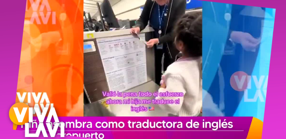 Niña asombra como traductora de inglés en un aeropuerto