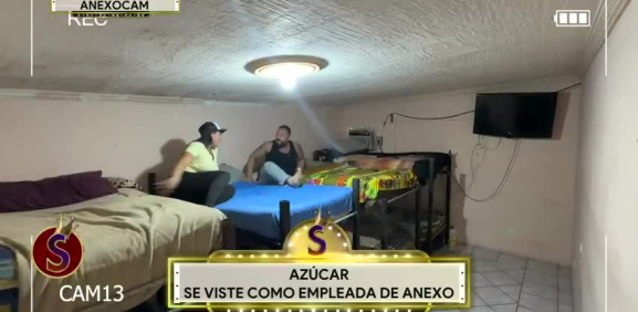 La chica de 'Es Show' entra a escondidas al cuarto donde tienen al luchador