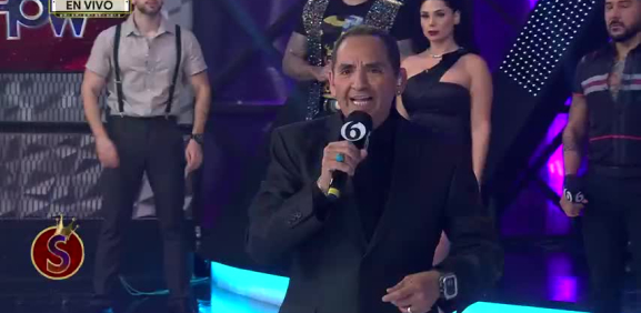 El conductor en pleno programa le dan esta triste noticia