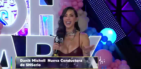La guapa chica llega para los detalles de este proyecto