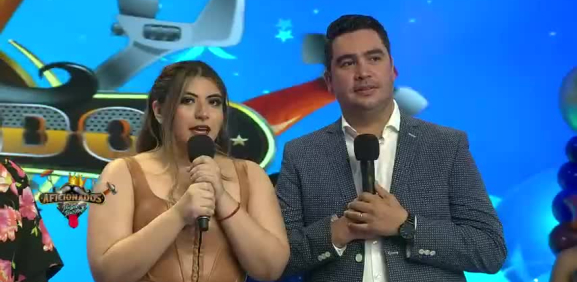 Este chica cuenta sus anécdotas en el amor