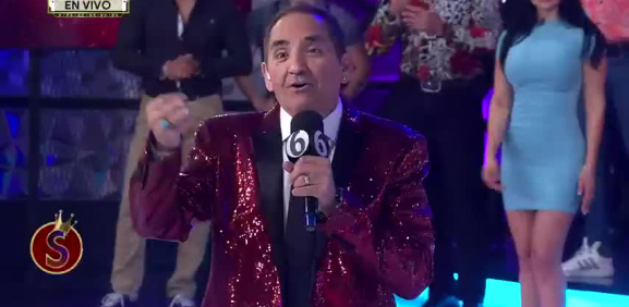 El conductor tuvo un ligero problema con su saco antes de comenzar el programa