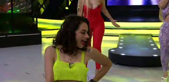 Dulce García sufre accidente con su blusa