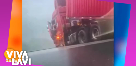 Camión queda colgado tras derrumbe de puente