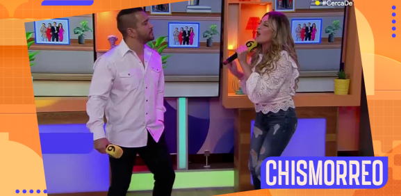 Mariana Ochoa y Jonathn Becerra cantando en 'Chismorreo'