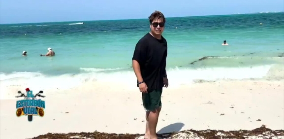 El influencer conoce el mar y lo presume a sus compañeros