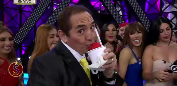 El conductor muestra como es comerse una nieve