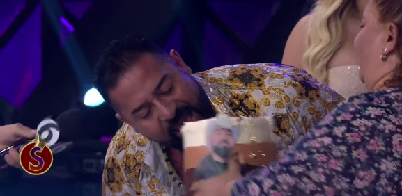 En el festejo del luchador llega su vecina a poner orden