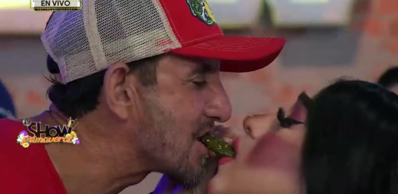 El personaje hace esto con el público