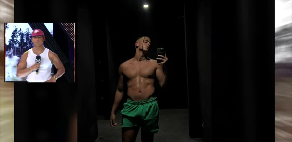 La poca ropa en las fotos del protagonista se hace presente