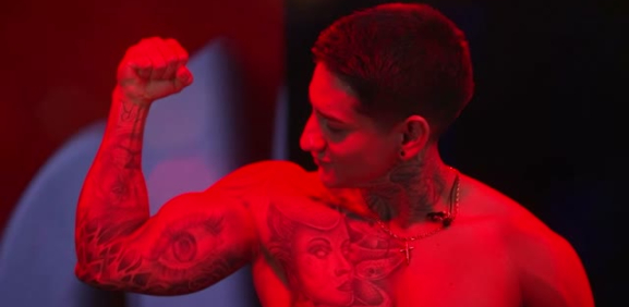 El chico de 'Es Show' sorprende con su llegada al reality