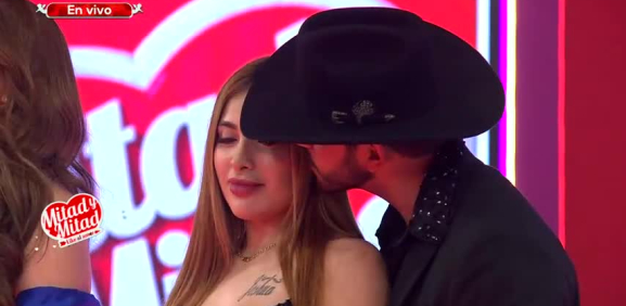 El protagonista cada vez más enamorado de la chica de 'Es Show'
