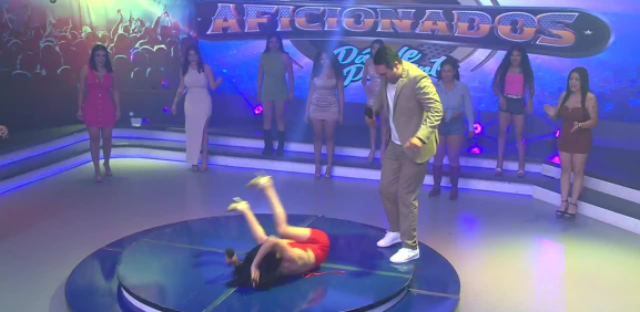 En plena presentación la chica sorprendió con sus pasos de baile