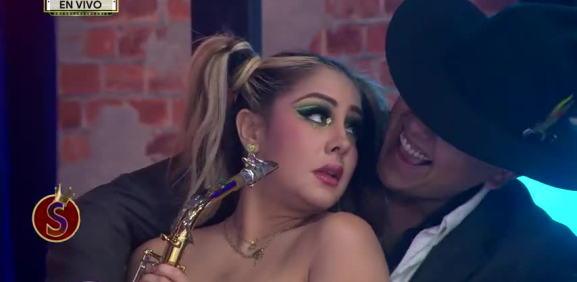 La sensual chica aprende a tocar un instrumento musical