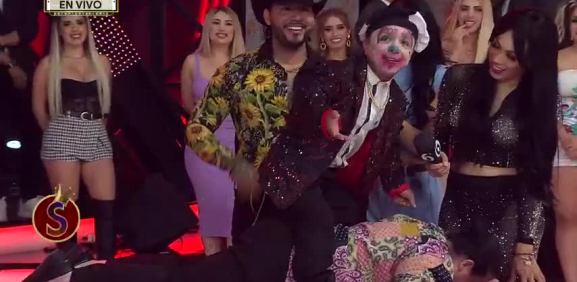 Este personaje ayuda a la señora con este masaje