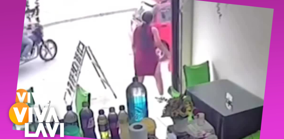 Mujer defiende a su perro tras ser pateado por hombre