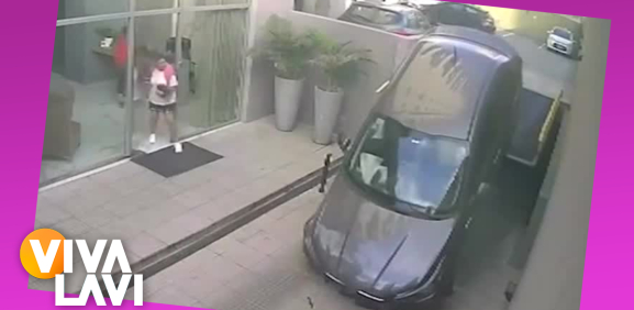 Mujer olvida bajar rampa y cae en su auto