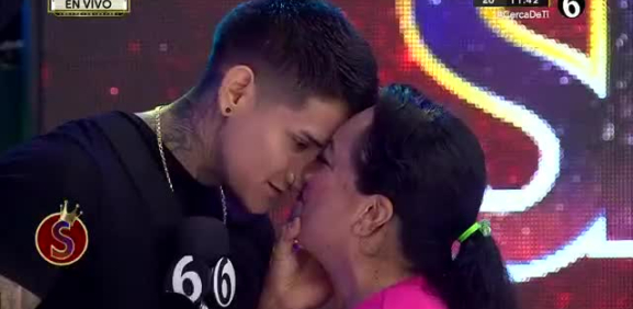 El nuevo protagonista sorprende con tremendo beso