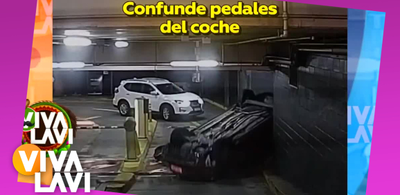Mujer confuende el freno con el acelerador en estacionamiento