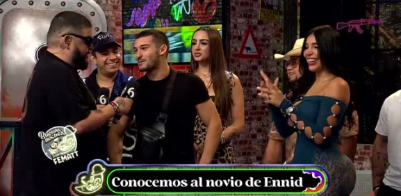 La guapa conductora por primera vez presenta a su novio