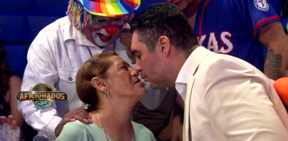El conductor termina con un beso por este error