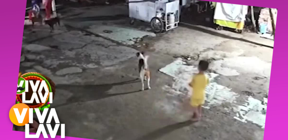 Captan a niño jugando con supuesto fantasma