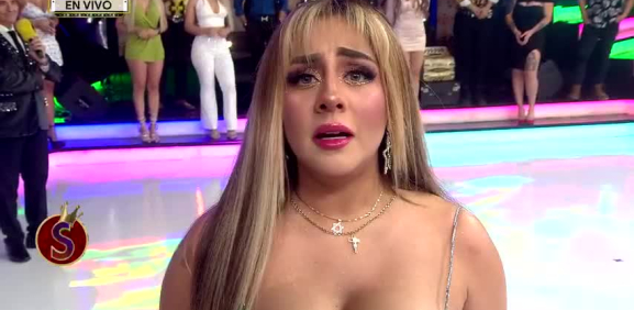 La sensual chica hace lo imposible por ayudar a su amigo