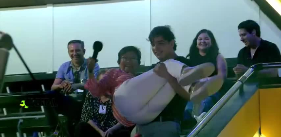 El conductor de los viernes sorprendió a la mamá de uno de los chicos del programa