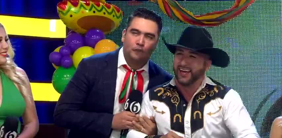 El conductor queda enamorado con el jurado y sus brazos