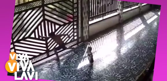 Hombre y menor son aplastados por un portón