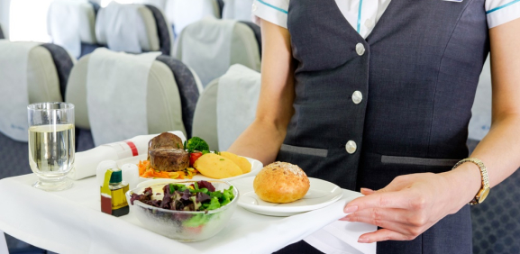 ¿Por qué sabe rara la comida del avión?