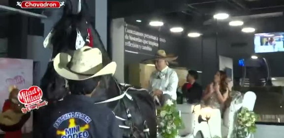 Con mariachi, música y una carroza es como cierran su amor en el reality