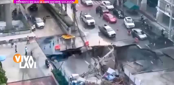 Captan momento donde se abre enorme socavón