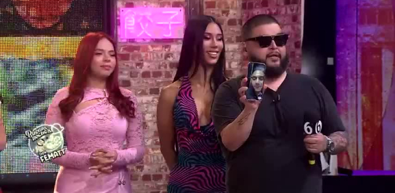 En videollamada el conductor habla de un nuevo proceso para tener más cabello