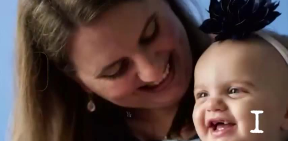 Bebé es operado dentro de la panza de su mamá