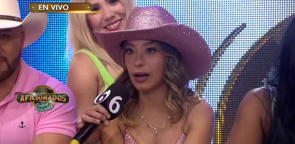Con una cara triste así es como llega la ganadora de 'Cantadísimo' al programa