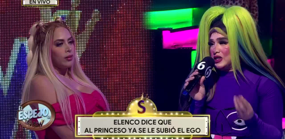 La sensual rubia no deja ni hablar al personaje
