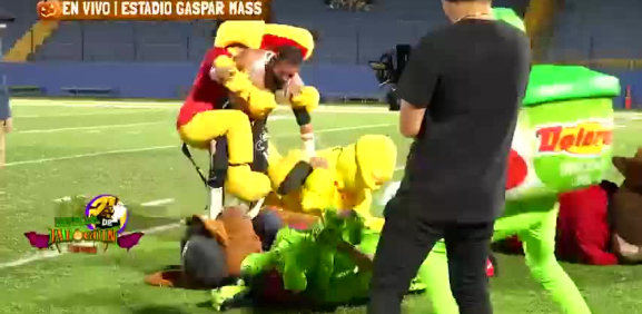 Tras ser bloqueadas por el luchador, deciden irse en su contra.