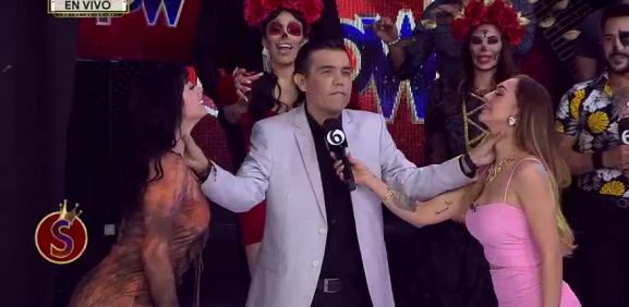El conductor sorprende con este acto con las chicas de la noche