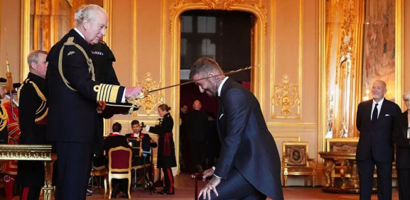 El exfutbolista icónico del Manchester United fue investido oficialmente como caballero por el rey Carlos III del Reino Unido