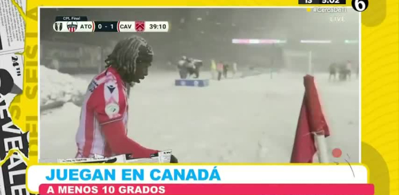 Este partido de fútbol se tornó diferente por la baja temperatura