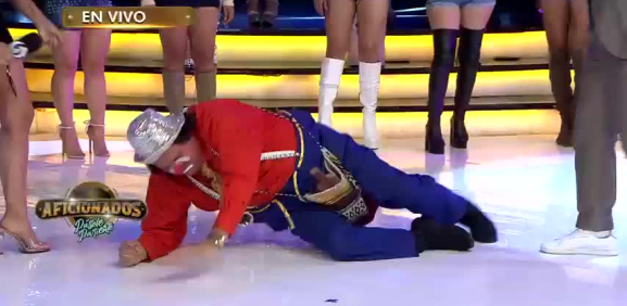 Payaso bola intenta hacer split y sale mal en Aficionados